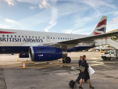 Heathrow Havaalanı, Londra, İngiltere - Ocak 2018: Kabin ekibi Heathrow Havaalanı 'na vardıktan sonra British Airways Airbus yolcu uçağından ayrılıyor