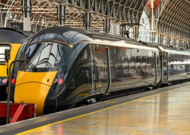 Londra, İngiltere - Haziran 2018: Londra Paddington tren istasyonunda yüksek hızlı tren. Tren servisi Great Western Demiryolu tarafından işletilir.