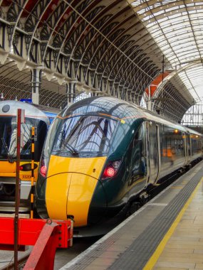 Londra, İngiltere - Haziran 2018: Londra Paddington tren istasyonunda yüksek hızlı tren. Tren servisi Great Western Demiryolu tarafından işletilir.