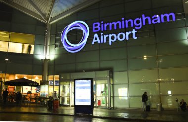 Birmingham Havaalanı, İngiltere - Eylül 2017: Geceleri terminal binasının dışı