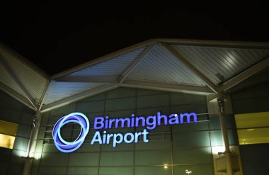 Birmingham Havaalanı, İngiltere - Eylül 2017: Geceleri terminal binasının dışı