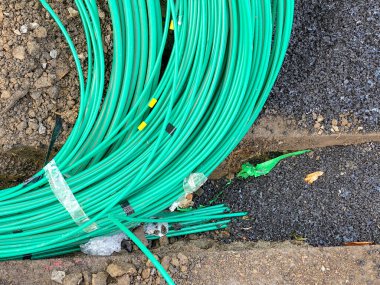 Pontypridd, Galler - Haziran 2020: Fiber optik kablo sargıları yerleşim alanındaki bir kaldırımda bir sipere yerleştirildi.