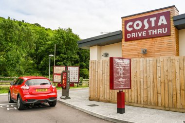 Talbot Green, Wales - Haziran 2020: Kosta Kahvesi 'nin servis tesisine giren araba. Costa, şu anda Coca-Cola Company 'nin yan kuruluşu olan bir İngiliz kahve evi zinciri..