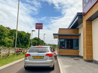 Talbot Green, Wales - Haziran 2020: Kosta Kahve dükkanının vitrininden siparişleri almak için bekleyen arabalar. Costa, şu anda Coca-Cola Company 'nin yan kuruluşu olan bir İngiliz kahve evi zinciri..