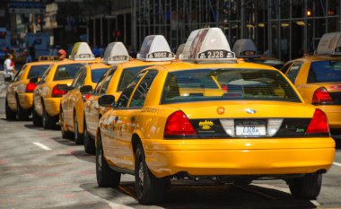 New York, ABD - Ağustos 2010: Manhattan şehir merkezinde sarı taksi kuyruğu
