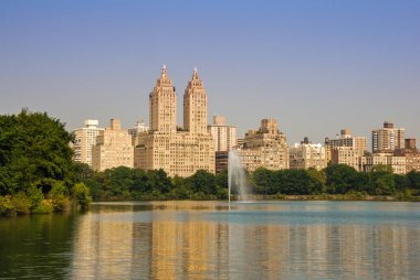 New York, ABD - Ağustos 2010: New York 'taki Central Park Gölü. Arka planda San Remo apartmanının ikiz kuleleri var.