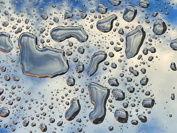 Közelkép Gömbök Víz Egy Fényes Felületen Után Eső Tükröződik Kék — Stock Fotó