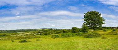 Cardiff, Galler 'in dışındaki Llantrisant Common' un açık arazi ve tepelerinin panoramik görüntüsü