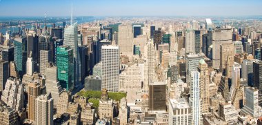 New York City, ABD - Ağustos 2010: New York 'ta Manhattan şehir merkezindeki gökdelenlerin ve diğer binaların havadan görünüşü