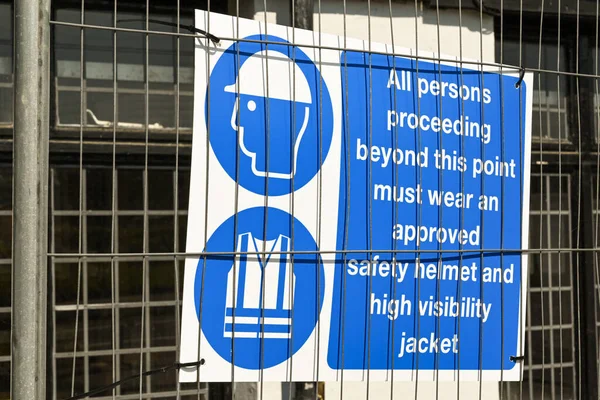 Znak Bezpieczeństwa Drucianym Ogrodzeniu Wokół Placu Budowy — Zdjęcie stockowe