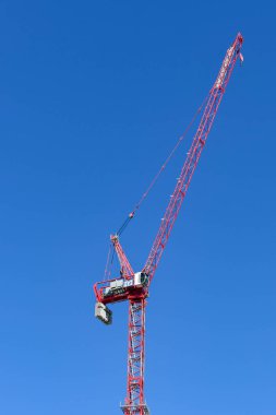 LAS VEGAS, NEVADA, ABD - Şubat 2019: Las Vegas 'ta derin mavi gökyüzüne karşı kule vinci.