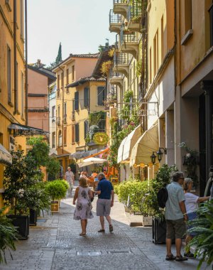GARDON RIVIERA, İTALYA - Eylül 2018: Garda Gölü 'ndeki Gardone Riviera' da dar bir sokakta yürüyen insanlar.