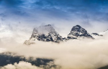 Banff, AB, Kanada yakınlarındaki Canmore 'daki karlı tepelerin manzarası