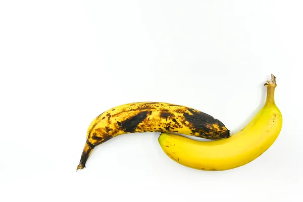 Duas Bananas Lado Lado Sobre Fundo Branco Está Maduro Outro — Fotografia de Stock