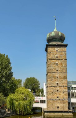 PRAG, CZECH Cumhuriyet - Ağustos 2018: Prag 'daki Vltava Nehri kıyısındaki Sitkov Su Kulesi.