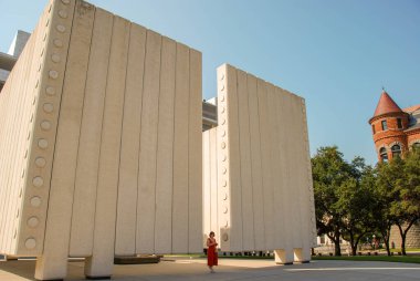 Dallas, Teksas - Eylül 2009: Batı Yakası Tarihi Bölgesi 'nde Başkan John F. Kennedy anısına yapılan anma töreninin geniş açılı görünümü