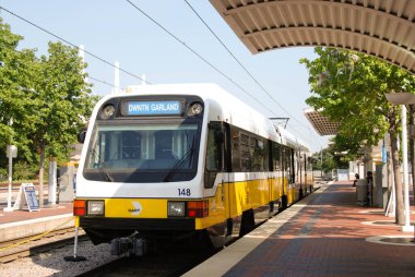 Dallas, Teksas - Eylül 2009: Şehrin hafif raylı sistemindeki bir trenin manzara görüntüsü bir istasyonda durdu