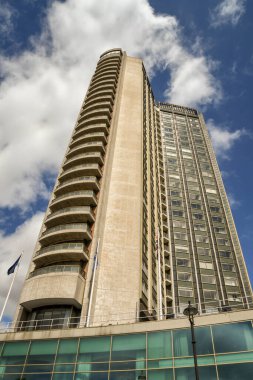 Londra, İngiltere - Haziran 2018: Londra 'nın merkezindeki Park Lane Oteli' ndeki Hilton kulesinin geniş açılı görüntüsü.