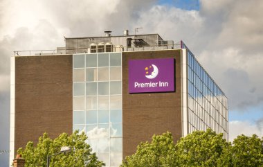 Wembley, İngiltere - Temmuz 2018: Wembley, Kuzey Londra 'daki Premier Inn otelinin dış görünümü.