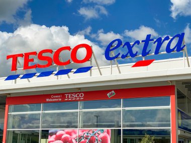 Pontypridd, Galler - Temmuz 2020: Pontypridd yakınlarında bir Tesco Extra mağazasının önü.