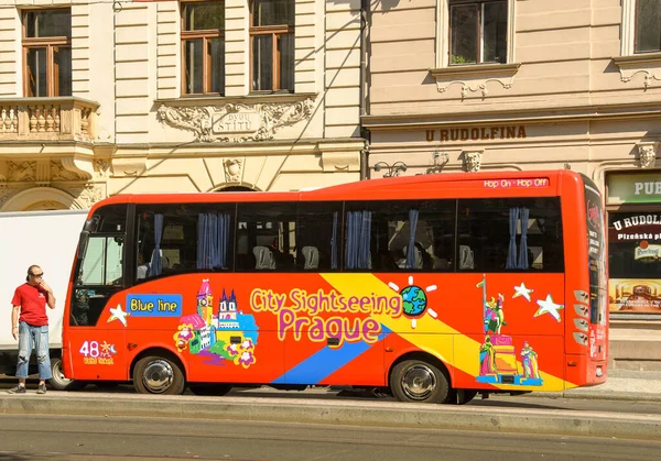 Prag Çek Cumhuriyeti Ağustos 2018 Prag Bir Sokakta Gezi Otobüsü — Stok fotoğraf