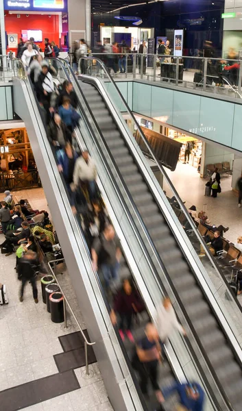 Αεροδρόμιο Heathrow Λονδίνο Αγγλία Ιανουάριος 2018 Επιβάτες Που Ταξιδεύουν Κυλιόμενες — Φωτογραφία Αρχείου