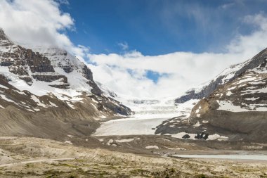 COLUMBIA ICEFIELD, ALBERTA, CANADA - Haziran 2018: Kanada 'nın Alberta kentindeki Columbia Buzulundaki Athabasca Buzulu. Terazi, kamyonlar ve buzuldaki insanlar tarafından ortada görülebilir..