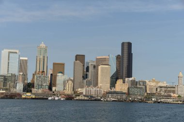 SEATTLE, WASHINGTON Eyaleti, ABD - Haziran 2018: Seattle şehir merkezindeki ofis binaları ve gökdelenlerin manzarası Elliott Körfezi 'nden izleniyor.