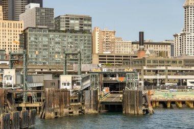 SEATTLE, WASHINGTON Eyaleti, ABD - Haziran 2018: Seattle şehir merkezindeki feribot terminalinde yükleme rampası.