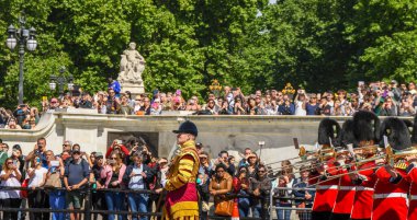 Londra, İngiltere - Temmuz 2018: Askerler ve Buckingham Sarayı 'nın dışındaki kalabalık nöbet değişimi için toplandı.