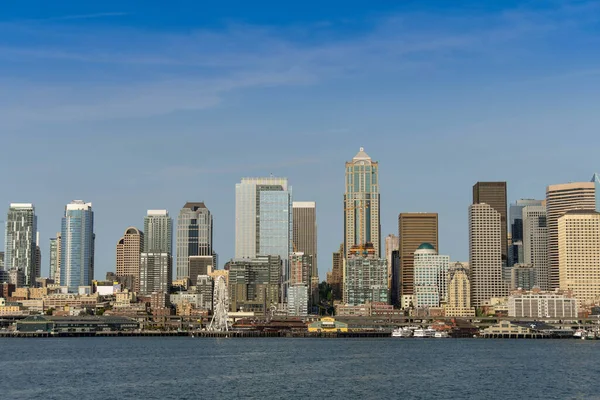 SEATTLE, WASHINGTON Eyaleti, ABD - Haziran 2018: Seattle şehir merkezindeki ofis binaları ve gökdelenlerin manzarası Elliott Körfezi 'nden izleniyor.