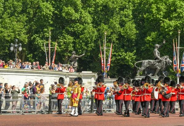 Londra, İngiltere - Temmuz 2018: Askerler ve Buckingham Sarayı 'nın dışındaki kalabalık nöbet değişimi için toplandı.
