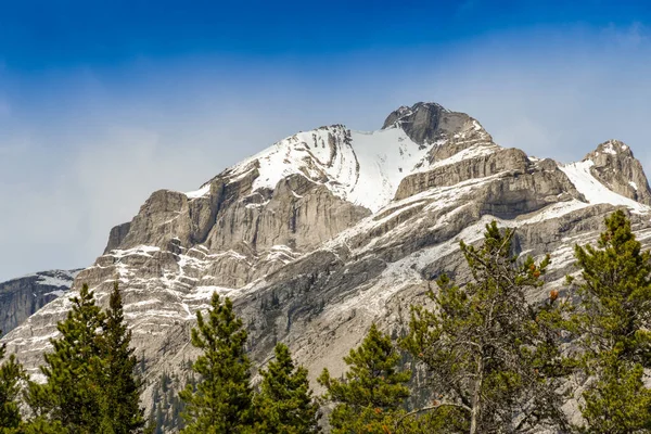 Vista Panorámica Las Cumbres Montañosas Cubiertas Nieve Contra Cielo Azul —  Fotos de Stock