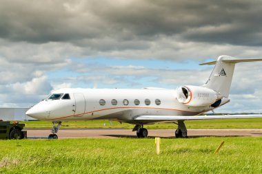 St. Athan, Glamorgan, Galler Vadisi - Temmuz 2020: Gulfstream IV özel yönetici jeti St. Athan 'da yere indi. Havaalanı eski bir hava üssüydü..
