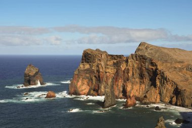 Portekiz 'in Madeira adasının Atlantik okyanus kıyısındaki engebeli uçurumları