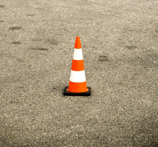 Trafik Konisi Beton Bir Yüzeyde Izole Edilmiş Nsan Yok Boşluğu — Stok fotoğraf