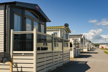 Porthcawl, Wales - Temmuz 2020: Güney Galler 'deki Trecco Körfezi karavan sahasında karavan seferleri.