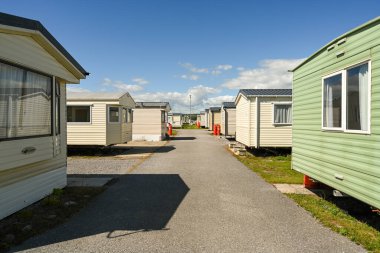 Porthcawl, Wales - Temmuz 2020: Güney Galler 'deki Trecco Körfezi karavan sahasında karavan seferleri.