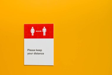 Sade sarı bir wal 'da insanlardan sosyal mesafeyi korumalarını istediğinize dikkat edin. İnsan yok. Boşluğu kopyala.