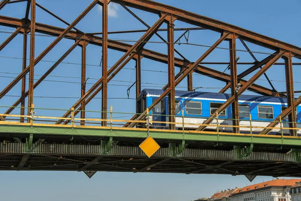 Prag, Çek Cumhuriyeti - Ağustos 2018: Prag 'da bir köprüden geçen banliyö treni.