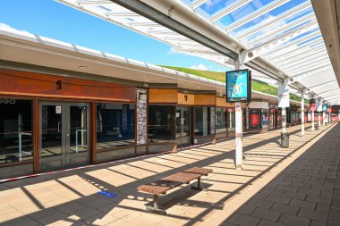Ebbw Vale, Galler - Temmuz 2020: Ebbw Vale 'deki Festival Park alışveriş merkezindeki boş dükkanlar. Merkez, Ulusal Bahçe Festivali 'nin yapıldığı yerde kuruldu..