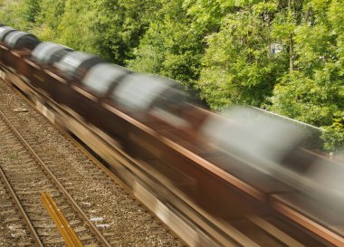 Cardiff, Wales - Ağustos 2017: Hareket hızını göstermek için çelik bobinleri taşıyan yük vagonları
