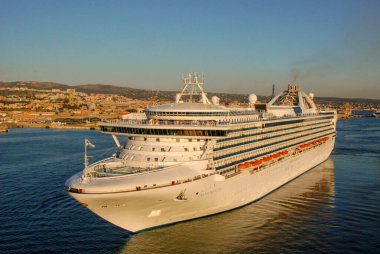 Civitavecchia, İtalya - Eylül 2011: Yolcu gemisi Grand Princess rıhtımdan ayrılıyor.