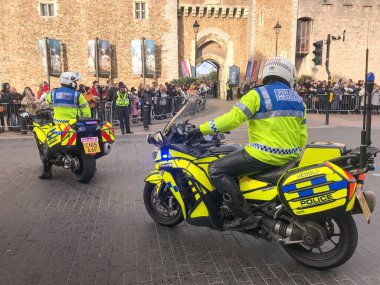 Cardiff, Wales - Ocak 2018: Arka planda kale duvarı olan Kraliyet ziyareti için eskort görevindeki polis motorcularının geniş açılı görüşü