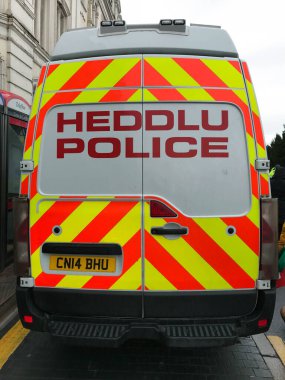 Cardiff, Wales - Şubat 2019: Cardiff şehir merkezindeki bir sokakta park etmiş bir polis minibüsünün arka görüntüsü. 