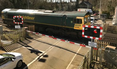 LLANTRISANT, CARDIFF, WALES - Nisan 2018: ağır bir yük lokomotifi Cardiff 'in varoşlarından geçen bir yol geçidi.