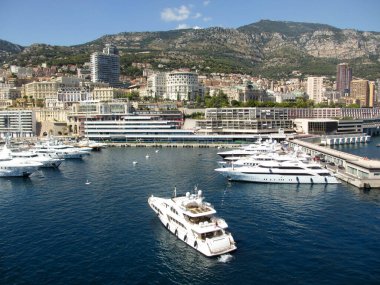 Monako, Avrupa - Ağustos 2013: Monte Carlo limanına gelen lüks bir motorlu yatın havadan görünüşü