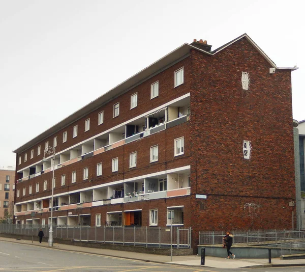 Dublin Irlanda Fevereiro 2018 Fechar Exterior Bloco Apartamentos Numa Rua — Fotografia de Stock