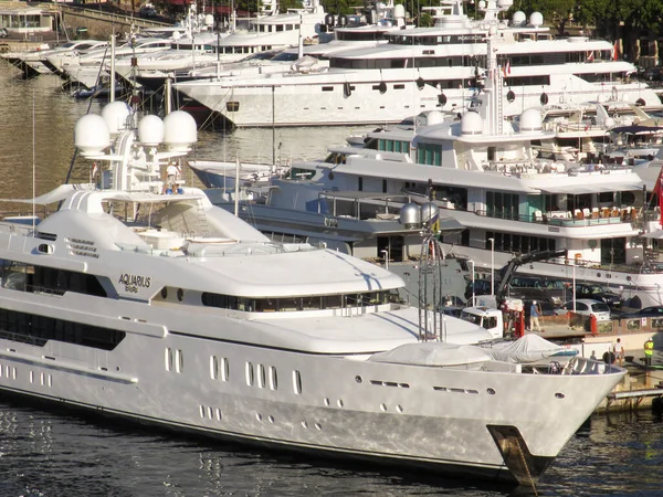 摩纳哥 2013年8月 展望前置有 水瓶座 号超级游艇的港口 — 图库照片