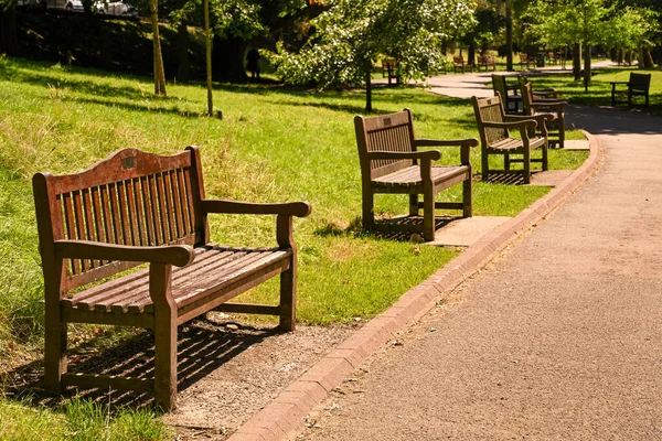 Assentos Madeira Vazios Parque Público Dia Ensolarado Verão — Fotografia de Stock